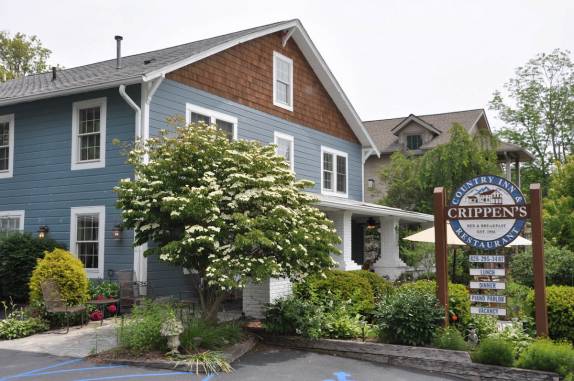 Em frente ao noso aconchegante hotel em Blowing Rock, na Blue Ridge Parkway, na Carolina do Norte - Estados Unidos